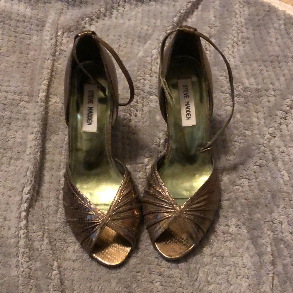 Beautiful gold Steve Madden wedges